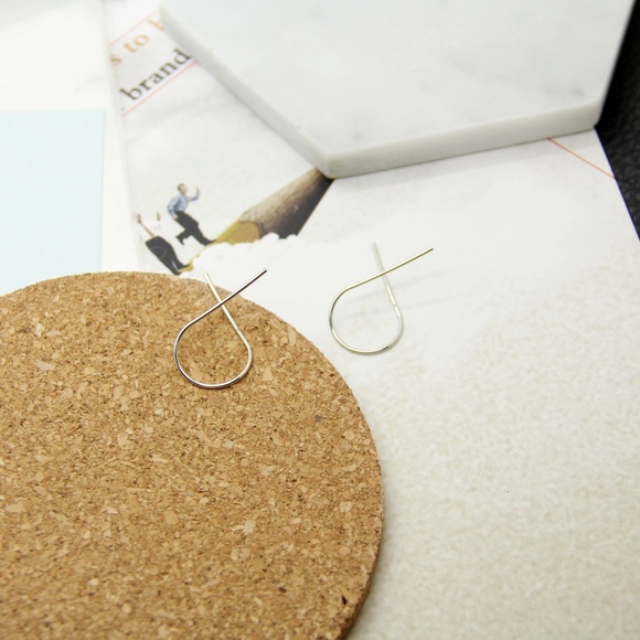 Minimalist stud earrings - Picture 4 of 6